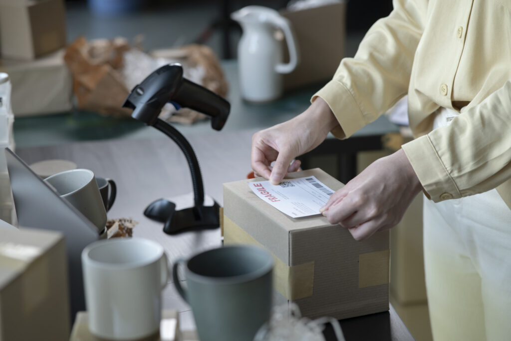 Homem trabalhando com pacote de entrega