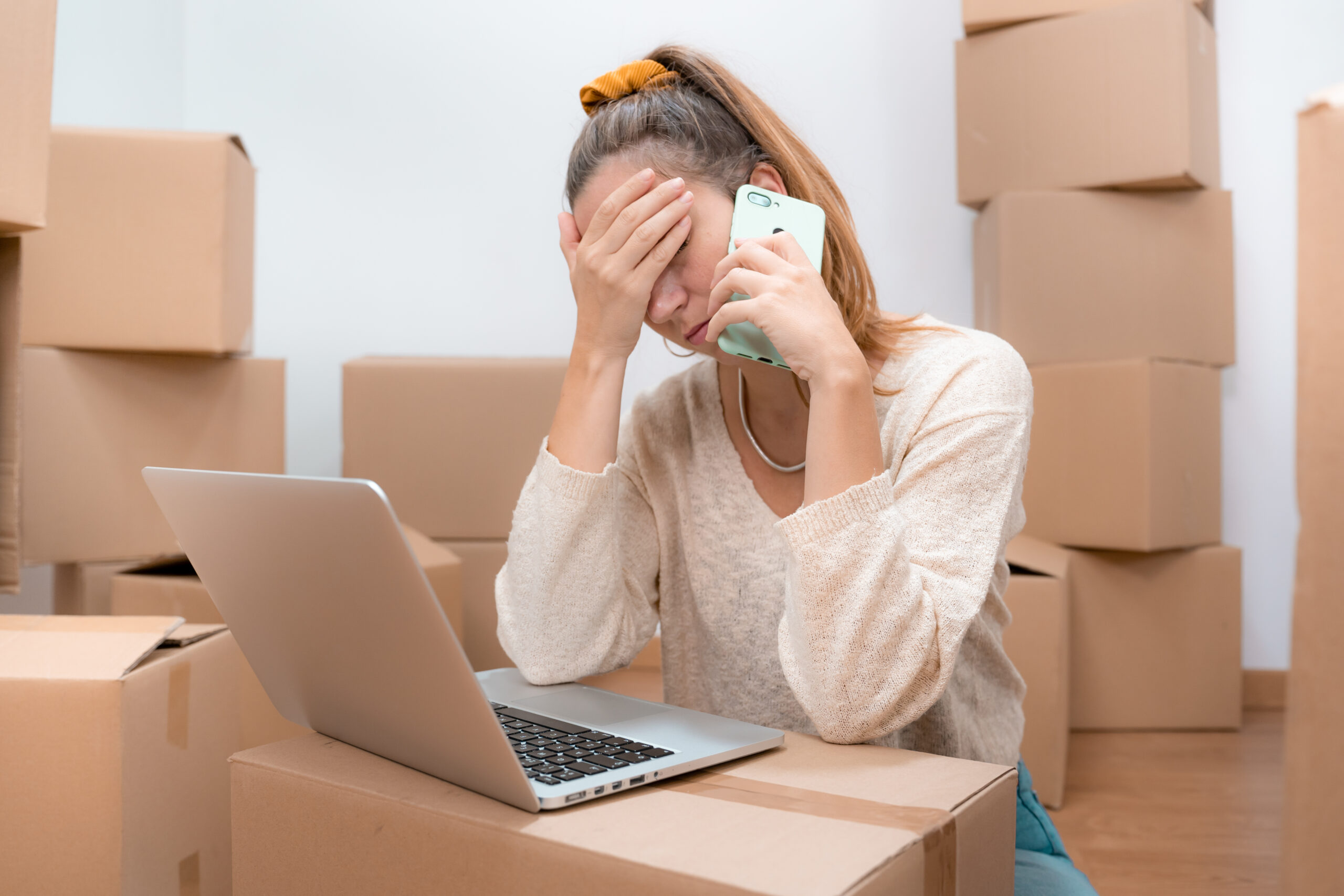 Mulher cansada resolvendo problemas na Black Friday porque não tem uma IA para vendas