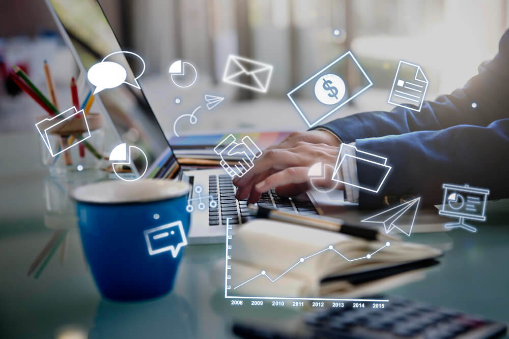 Homem mexendo no computador com vários ícones que simbolizam o atendimento omnichannel