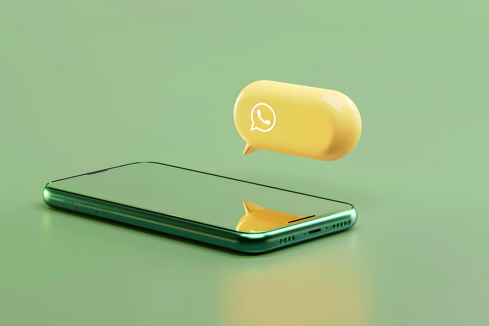Automação de WhatsApp para loja própria ilustrada por smartphone e balão de mensagem com o ícone do WhatsApp.