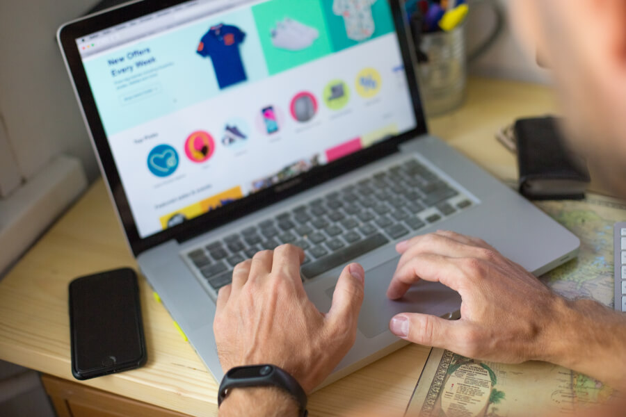 Pessoa utilizando notebook com plataforma digital, representando o uso de IA de atendimento para otimizar processos e interações com clientes.