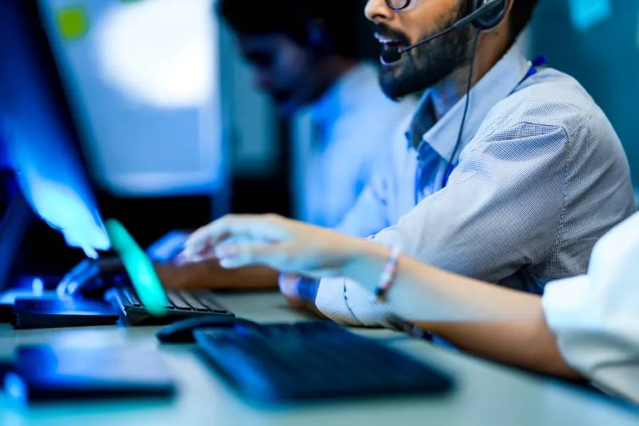 Profissionais realizando atendimento multicanal em central de suporte com comunica&ccedil;&atilde;o integrada e atendimento ao cliente.