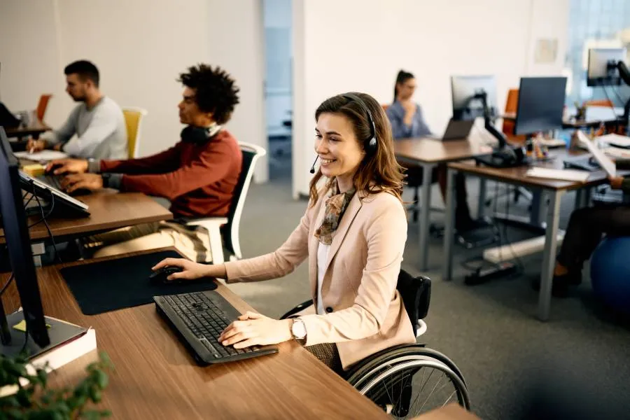 Equipe realizando atendimento multicanal em ambiente corporativo com suporte integrado ao cliente.