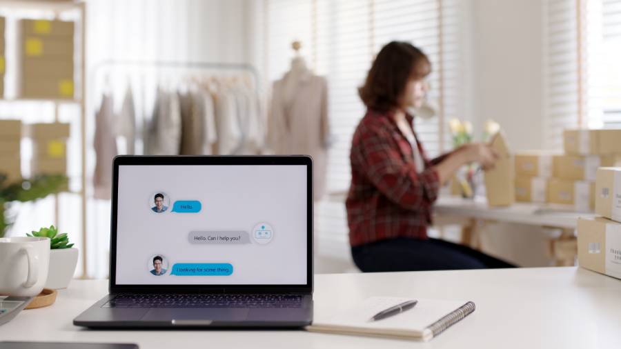 Tela de laptop com chat de loja online, ilustrando modelos de mensagens automáticas no atendimento.
